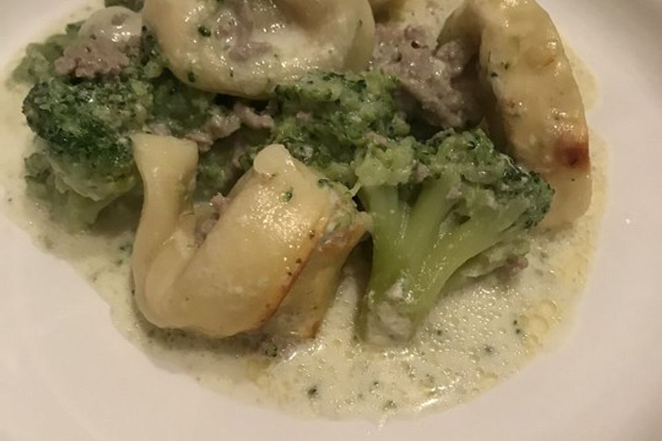 Tortellini-Auflauf mit Brokkoli und Schinken