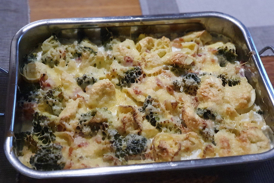 Tortellini-Auflauf mit Brokkoli und Schinken