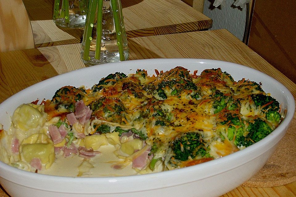 Tortellini-Auflauf mit Brokkoli und Schinken