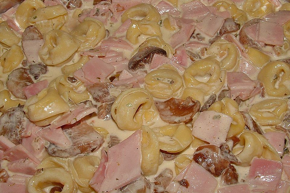 Tortellini-Auflauf mit Brokkoli und Schinken