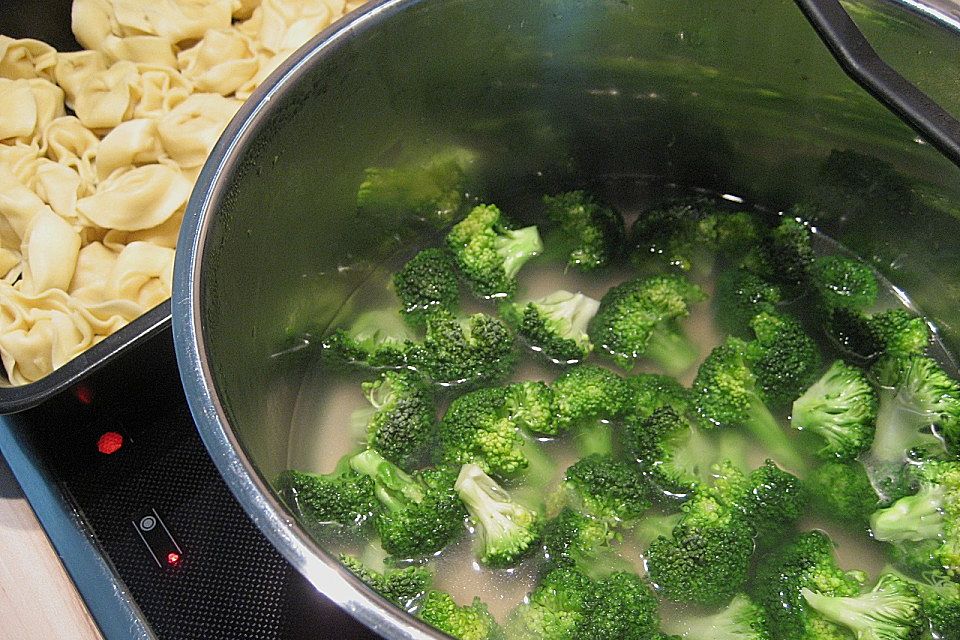 Tortellini-Auflauf mit Brokkoli und Schinken