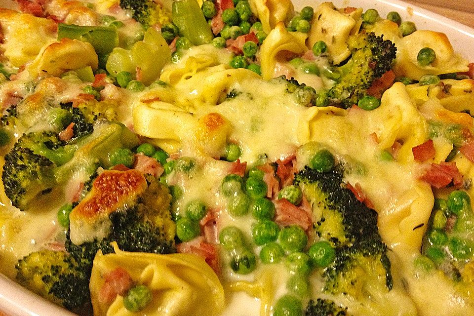 Tortellini-Auflauf mit Brokkoli und Schinken