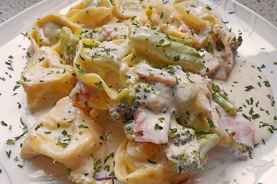 Tortellini-Auflauf mit Brokkoli und Schinken