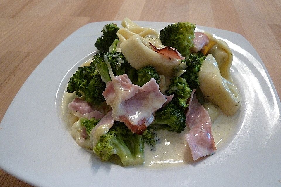 Tortellini-Auflauf mit Brokkoli und Schinken