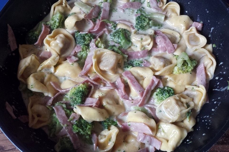 Tortellini-Auflauf mit Brokkoli und Schinken