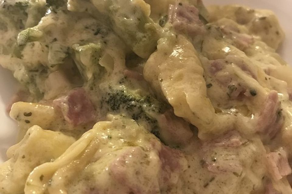 Tortellini-Auflauf mit Brokkoli und Schinken