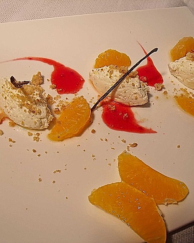 Vanillemousse mit kleinem Clementinenkompott und Plätzchen-Crumble