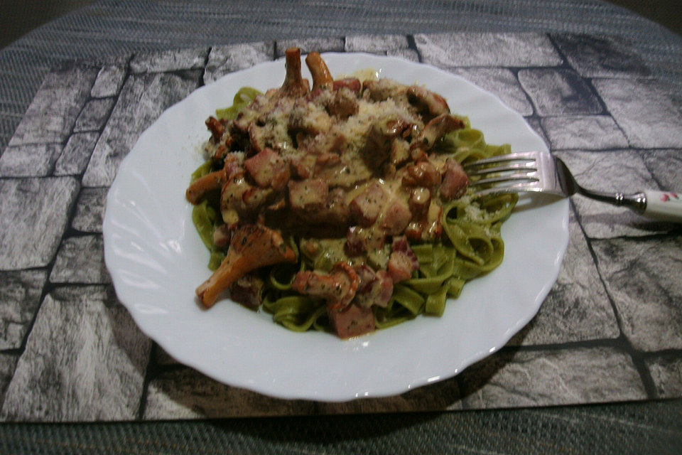 Schinkennudeln mit Pfifferlingen Schinkennudeln mit Pfifferlingen