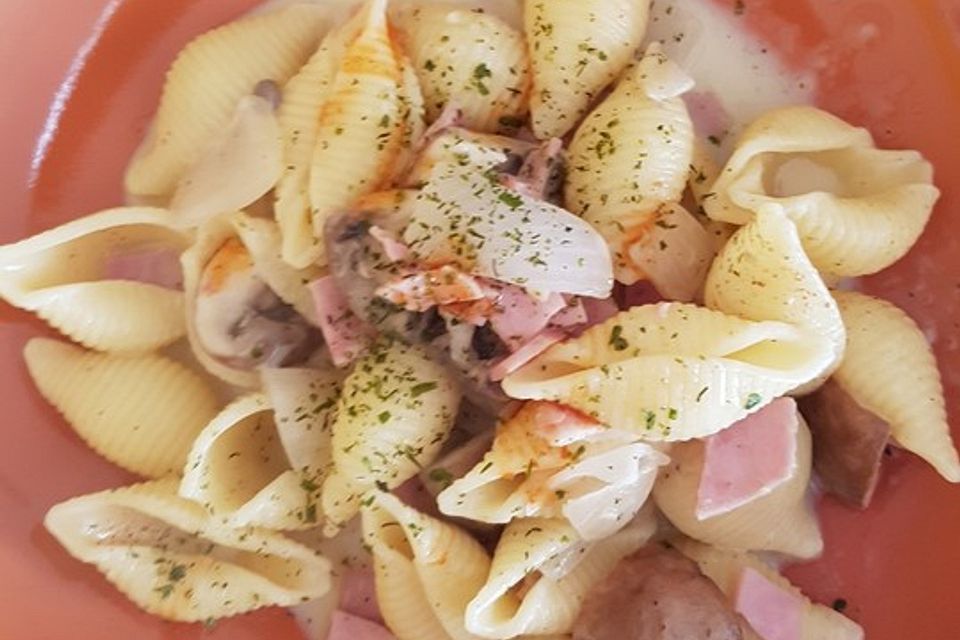 Schinkennudeln mit Pfifferlingen Schinkennudeln mit Pfifferlingen