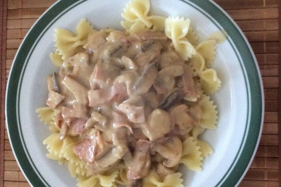 Schinkennudeln mit Pfifferlingen Schinkennudeln mit Pfifferlingen