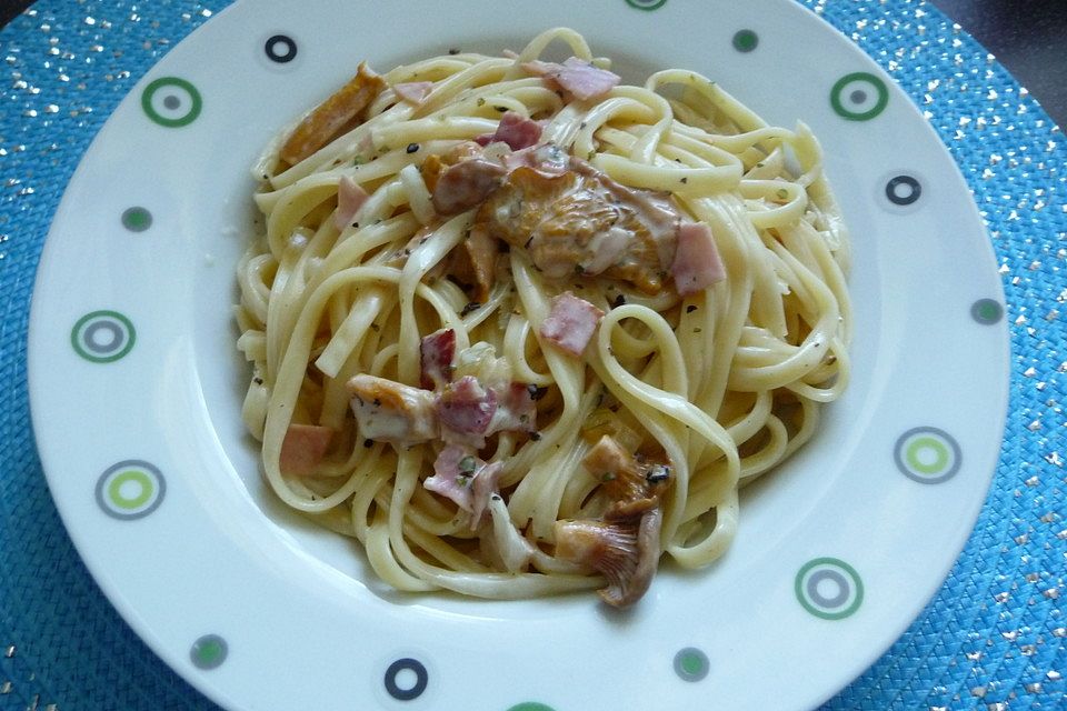 Schinkennudeln mit Pfifferlingen Schinkennudeln mit Pfifferlingen
