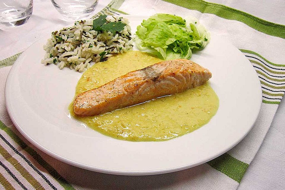 Lachsfilets mit Zitronensauce und Petersilienreis