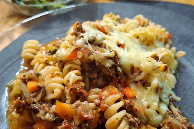 Mediterraner Nudelauflauf mit Hackfleisch und frischem Gemüse von ... Mediterraner Nudelauflauf mit Hackfleisch und frischem Gemüse von ...