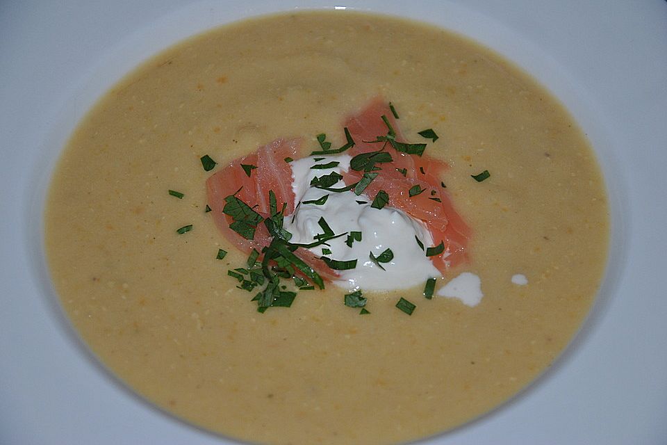 Sellerie-Cremesuppe mit Meerrettich und Lachs