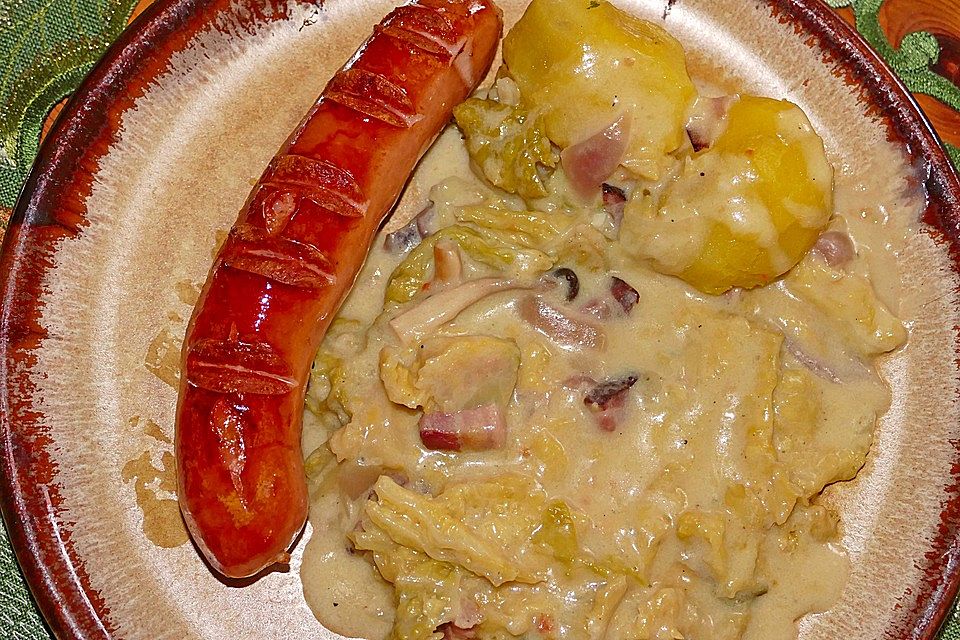 Wirsing in Käse-Sahnesauce mit Bouillonkartoffeln und Bratwurst