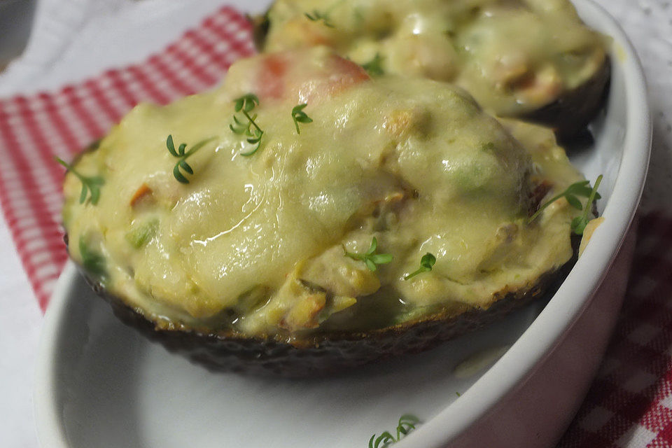 Avocado mit Ziegenkäsecreme aus dem Backofen