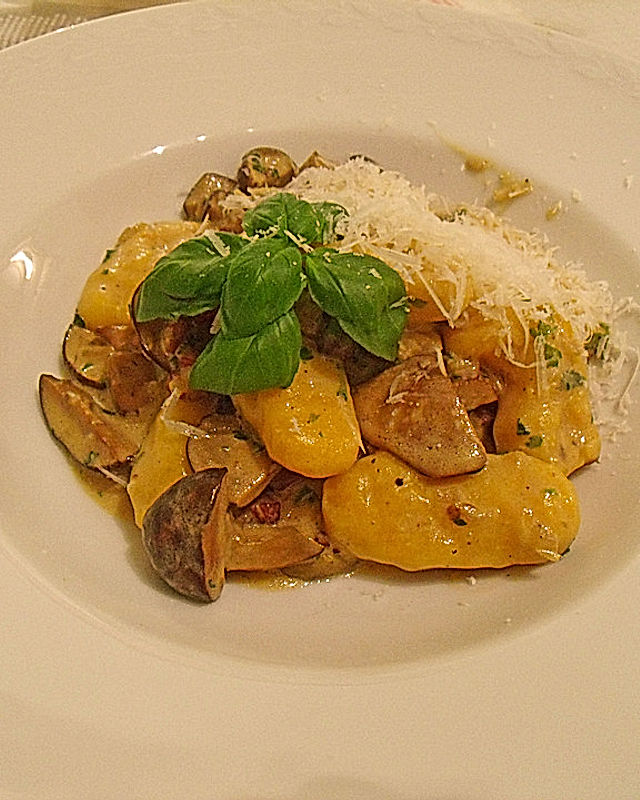 Kürbis-Kartoffel-Gnocchi mit Waldpilzragout