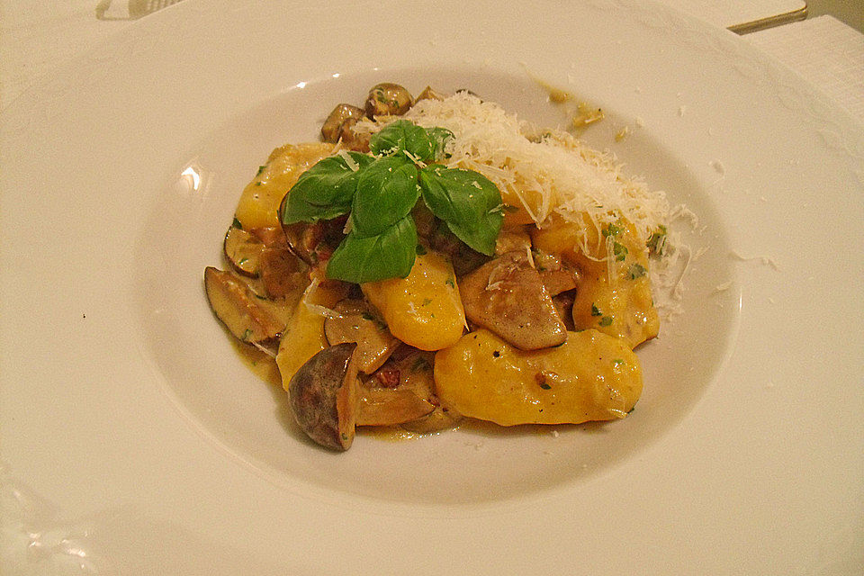 Kürbis-Kartoffel-Gnocchi mit Waldpilzragout