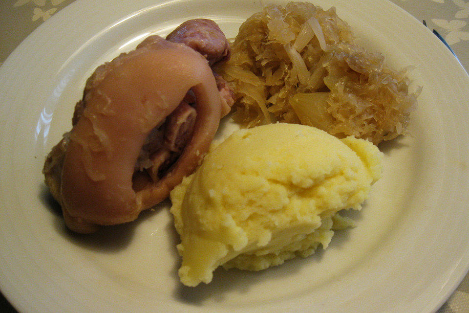 Eisbein mit Sauerkraut und Klump