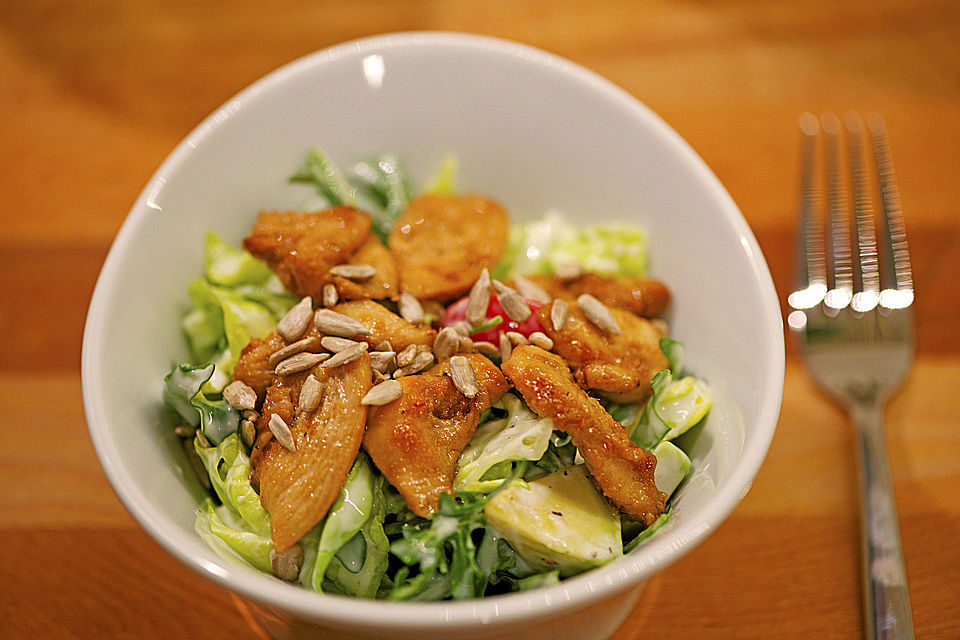 Avocadosalat mit Hähnchenbruststreifen in Zitronengrasdressing