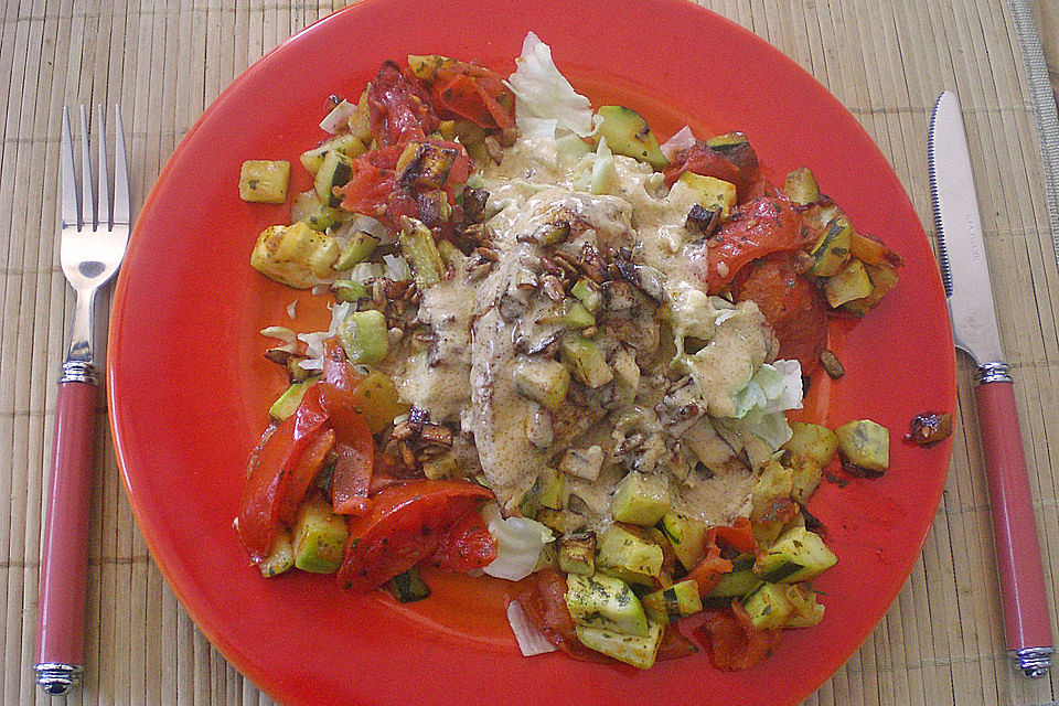 Avocadosalat mit Hähnchenbruststreifen in Zitronengrasdressing