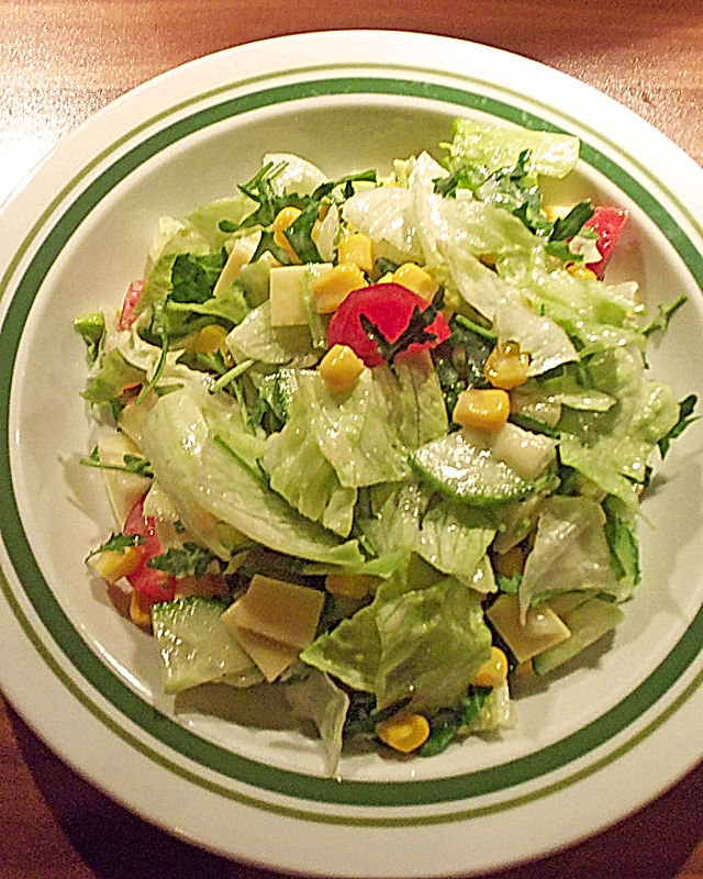 Gemischter Salat mit Apfel und Himbeeressig