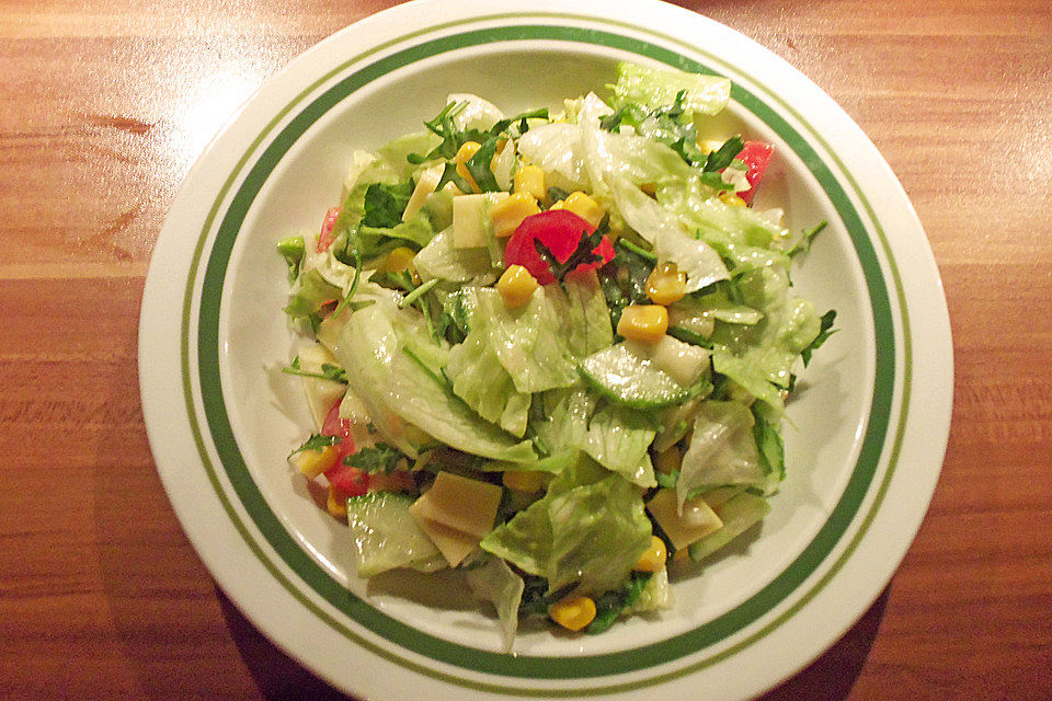 Gemischter Salat mit Apfel und Himbeeressig