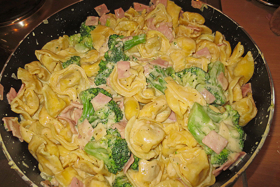 Tortellini mit Käse und Brokkoli