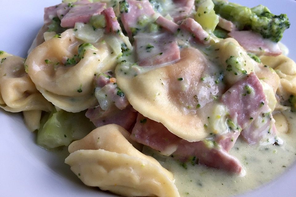 Tortellini mit Käse und Brokkoli