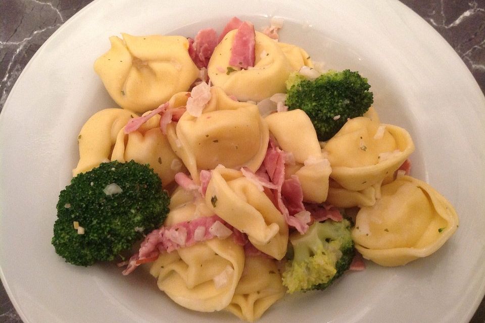 Tortellini mit Käse und Brokkoli