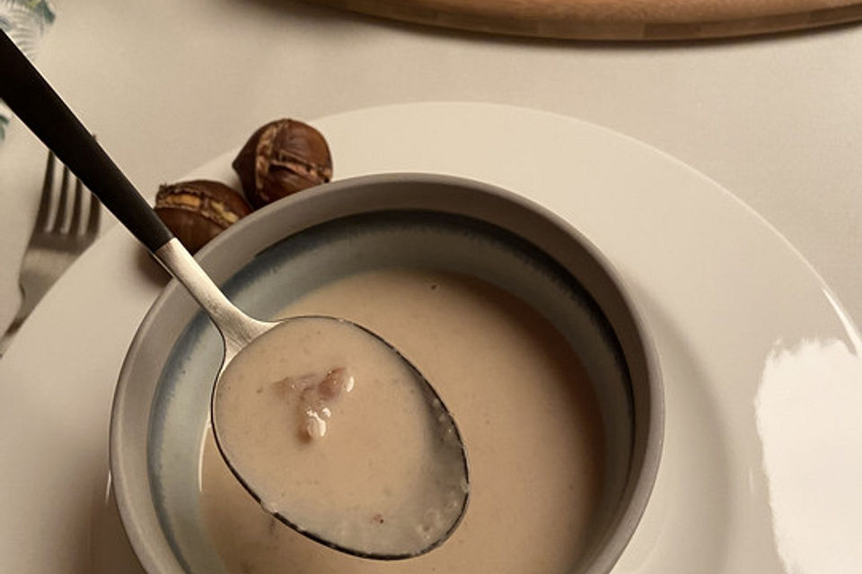 Maronensuppe mit Weißwein und Zimtnote