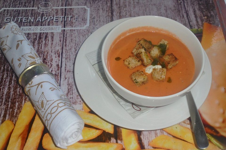 Cremige Tomatensuppe mit Croûtons