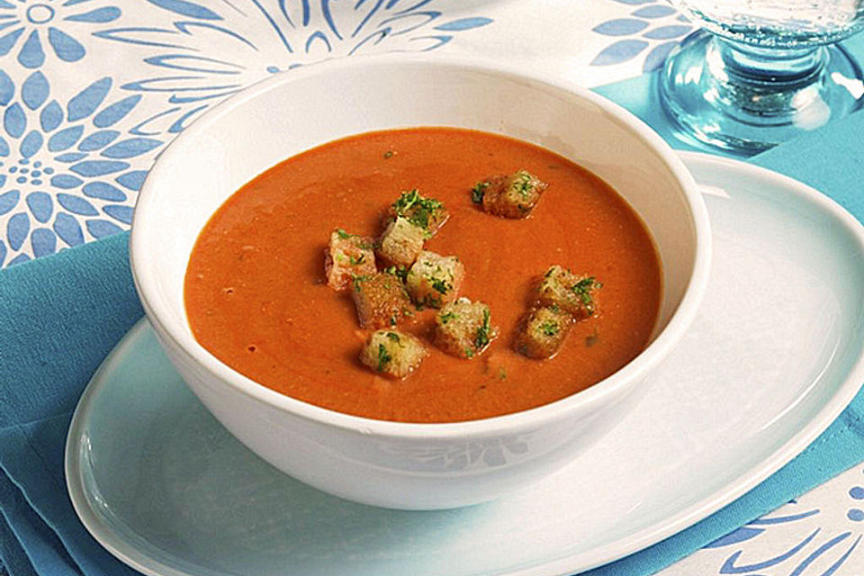 Cremige Tomatensuppe mit Croûtons