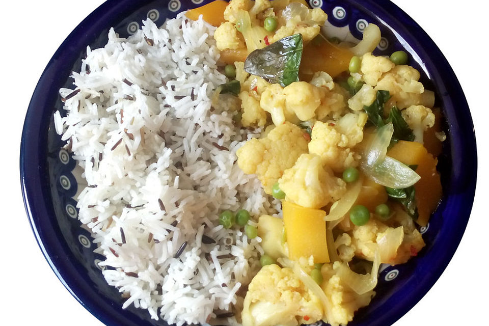 Vegetarisches Blumenkohlcurry mit Erbsen und Mango