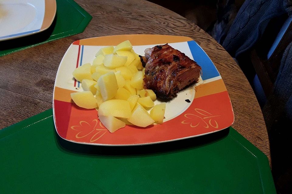 Gefüllte Schweinelende im Bacon-Mantel mit zwiebeliger Honig-Senf-Sauce