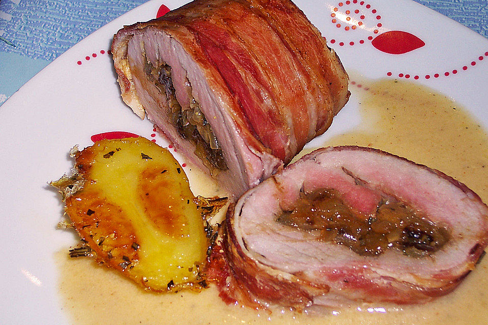 Gefüllte Schweinelende im Bacon-Mantel mit zwiebeliger Honig-Senf-Sauce