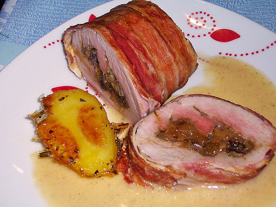 Gefüllte Schweinelende im Bacon-Mantel mit zwiebeliger Honig-Senf-Sauce ...