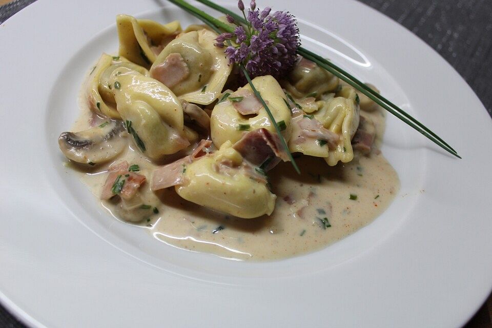 Tortelloni in Schinken - Käse - Sahnesauce mit Champignons