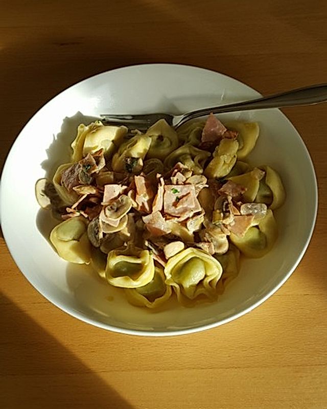 Tortelloni in Schinken - Käse - Sahnesauce mit Champignons