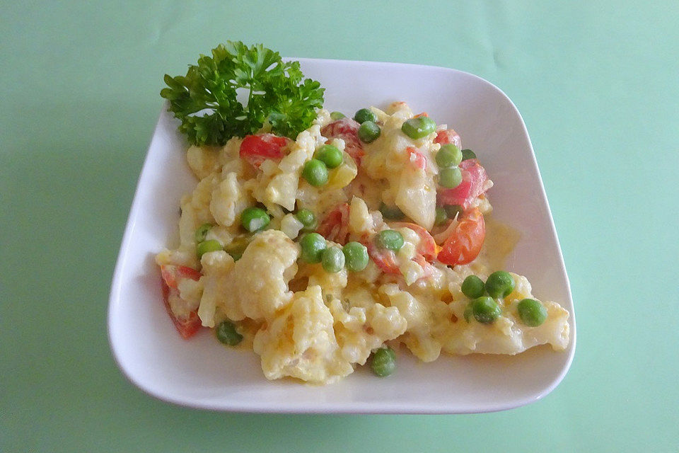 Indisches Curry mit Blumenkohl, Tomaten und Erbsen