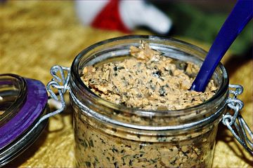 Kräuterbutter mit TK-Basilikum und Zwiebeln