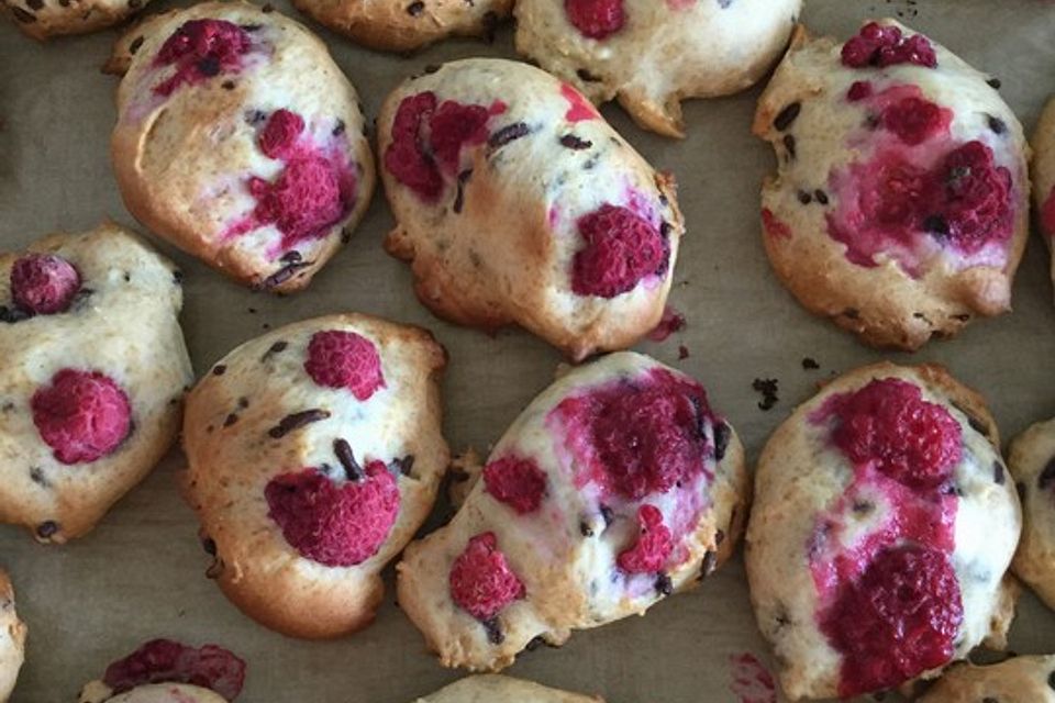 Chocolate Chip Cookies mit Himbeeren