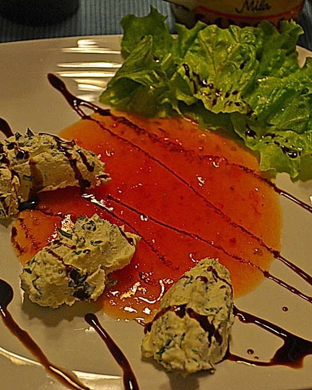 Frischkäsenocken an Blattsalat mit Tomatenkonfitüre