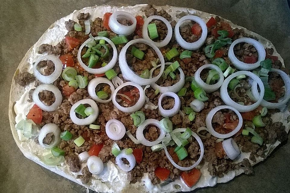 Fladenbrot mit Hackfleisch überbacken