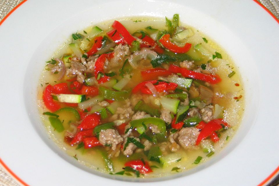 Pikante Gemüse-Dattel-Suppe mit Hackfleisch