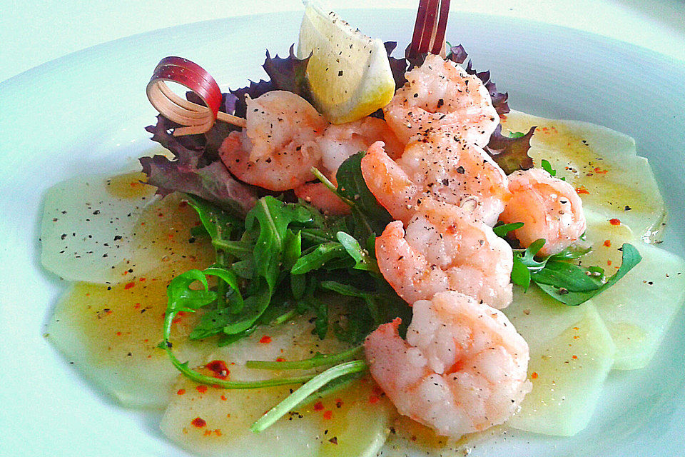 Kohlrabi Carpaccio mit Gambas und Passionsfrucht-Sauce