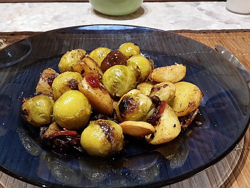 Orientalische Rosenkohl-Kartoffelpfanne mit Äpfeln, Maronen, Pistazien ...