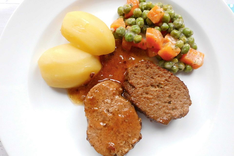 Klassischer Hackbraten mit Saucenvarianten