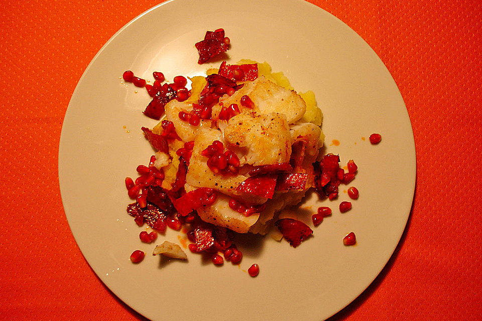 Fischfilet auf Kartoffelpüree mit Chorizo und Granatapfelkernen