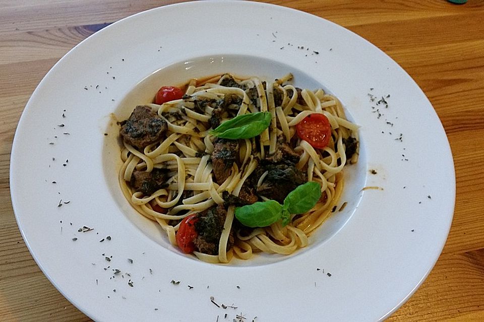 Pasta mit „umgekehrter“ Tomatensoße, Rindfleisch und Spinat